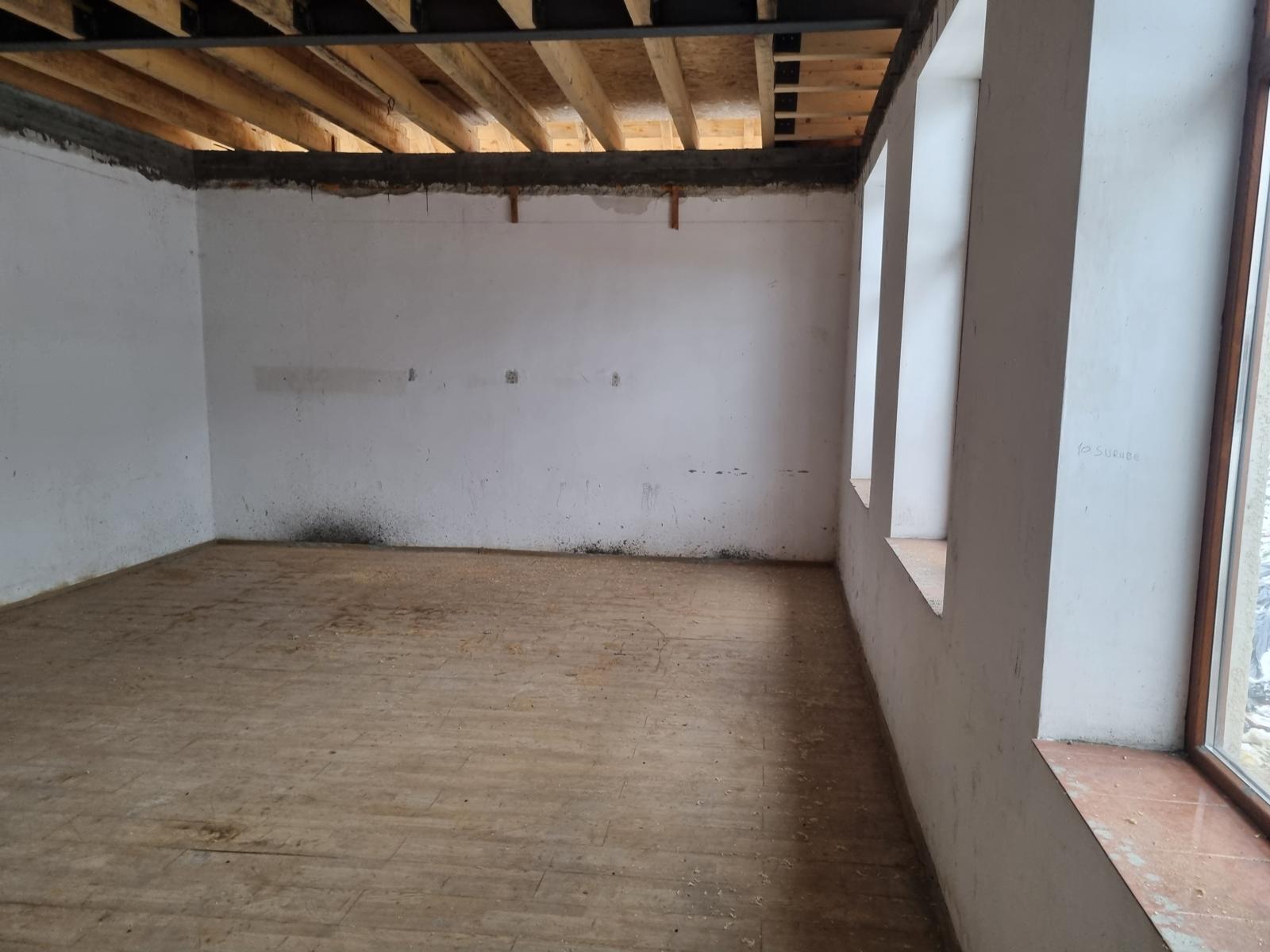 Spațiu interior în timpul lucrărilor de construcție