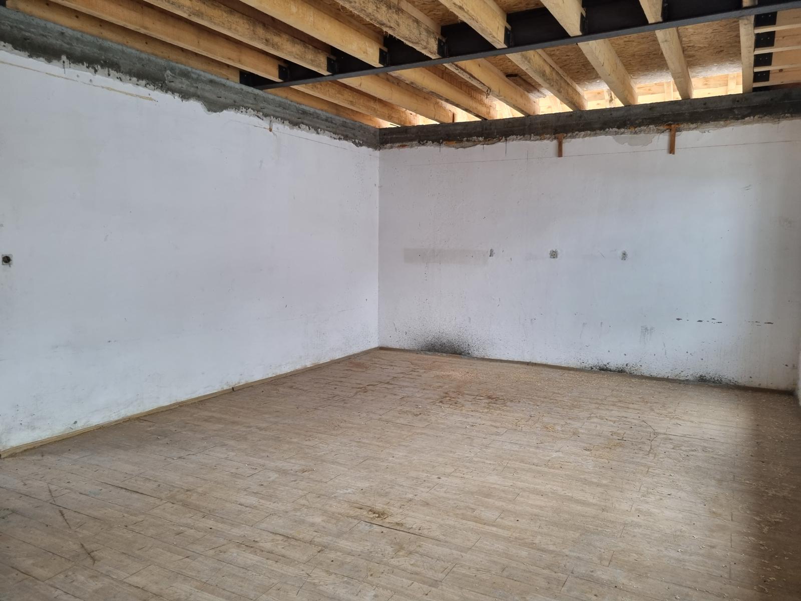 Cameră în lucru cu structură din lemn la plafon