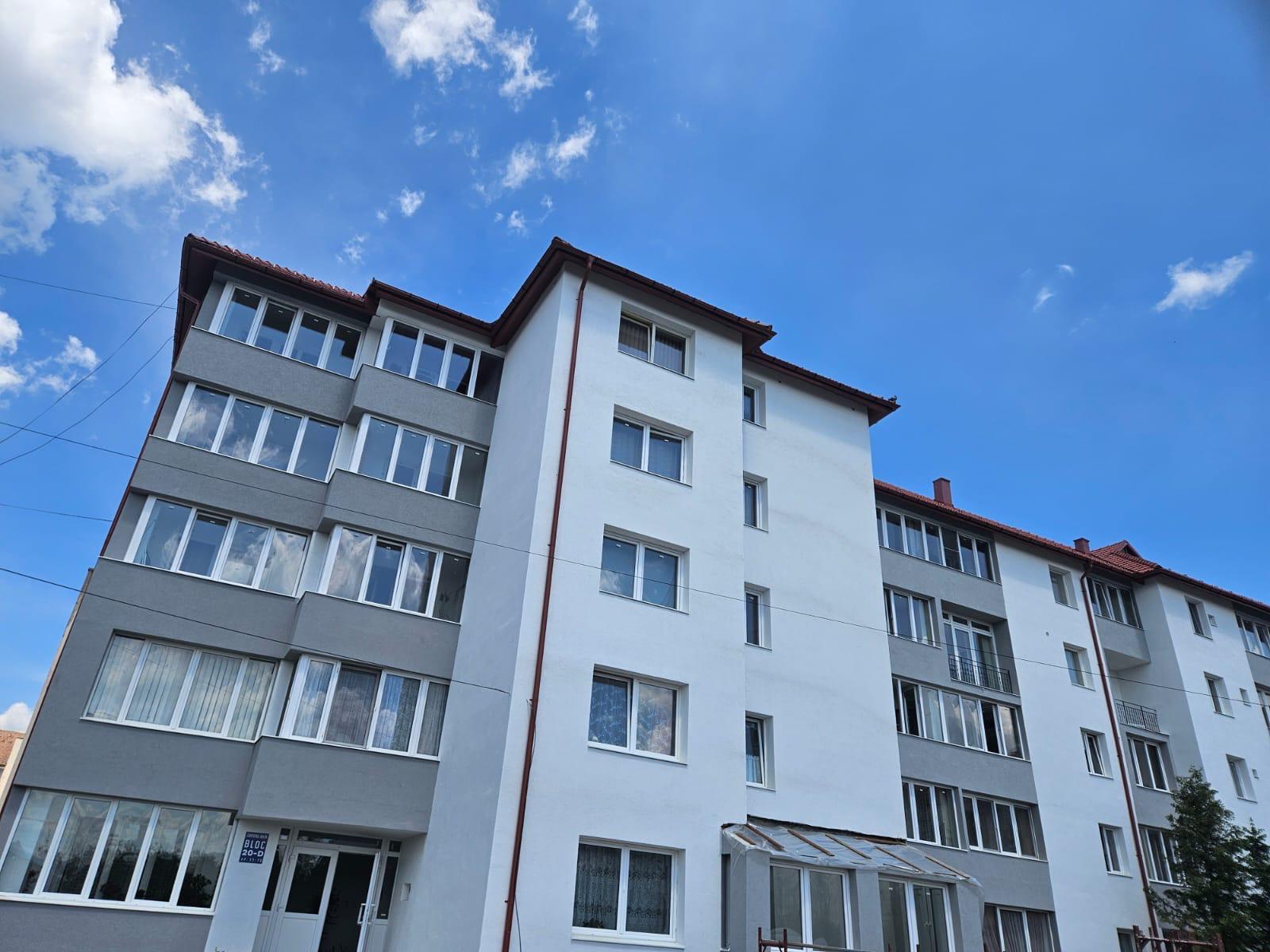 Vedere frontală a clădirii după renovarea fațadei