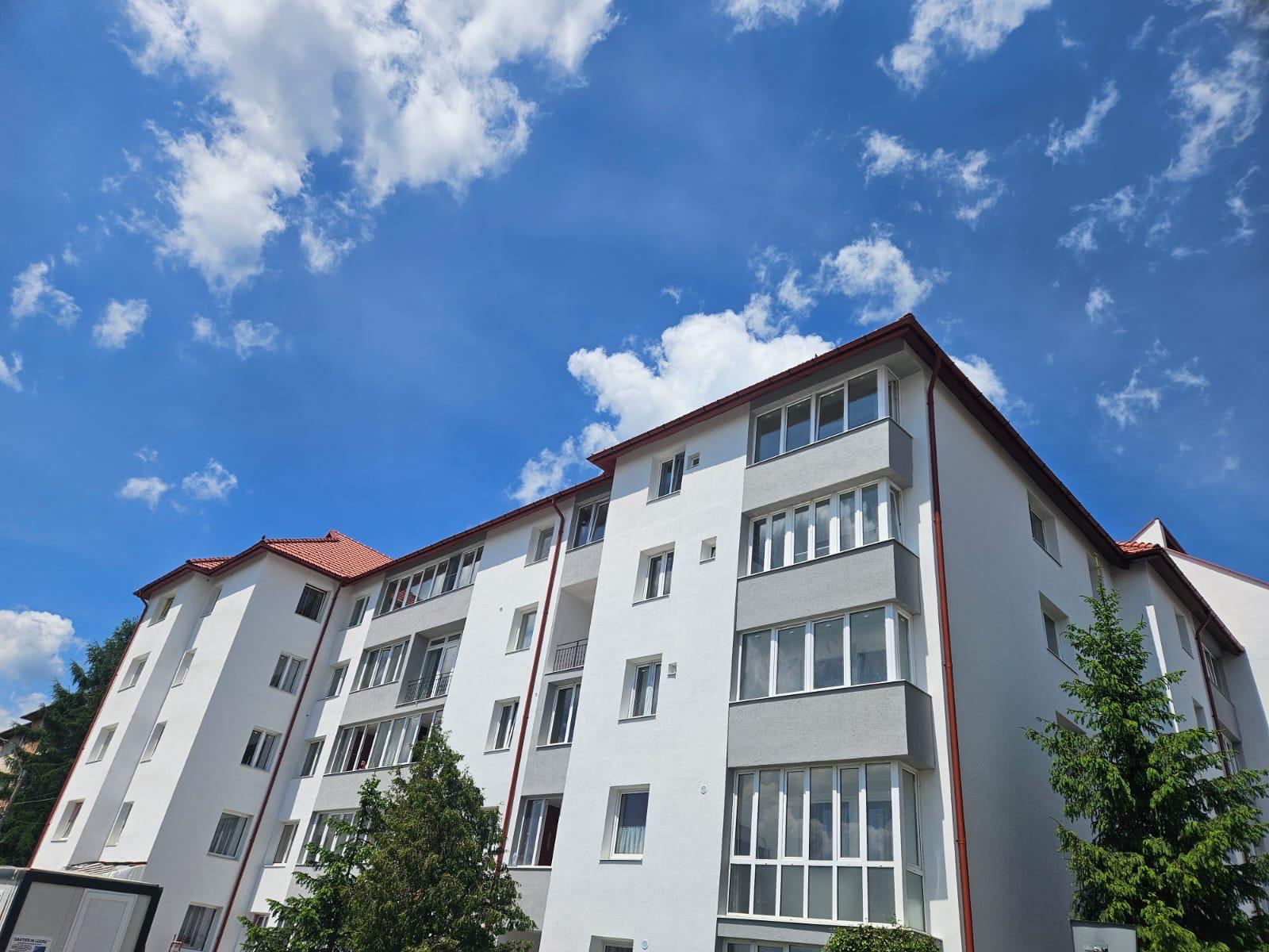 Exteriorul clădirii după reabilitarea completă a fațadei