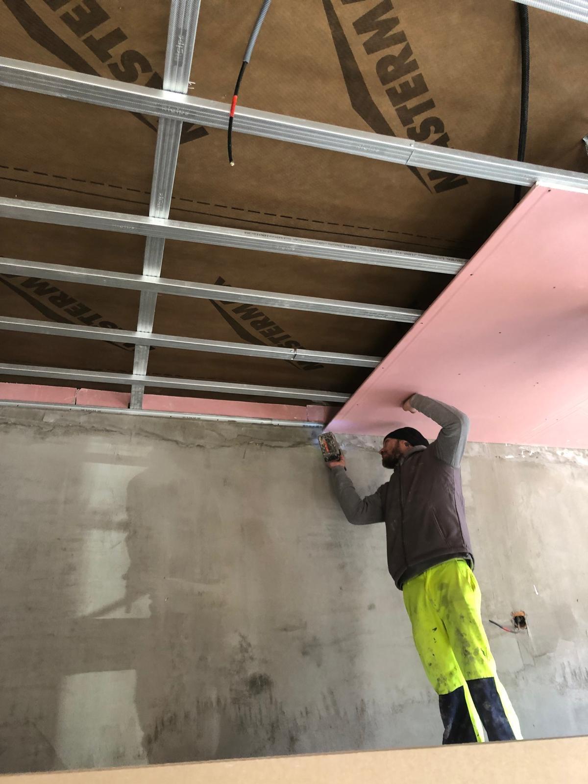 Muncitor DBO Oaș Construct montând plafonul interior